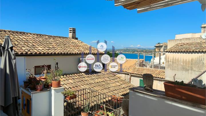 Attico su più livelli con terrazzi vista mare in Ortigia