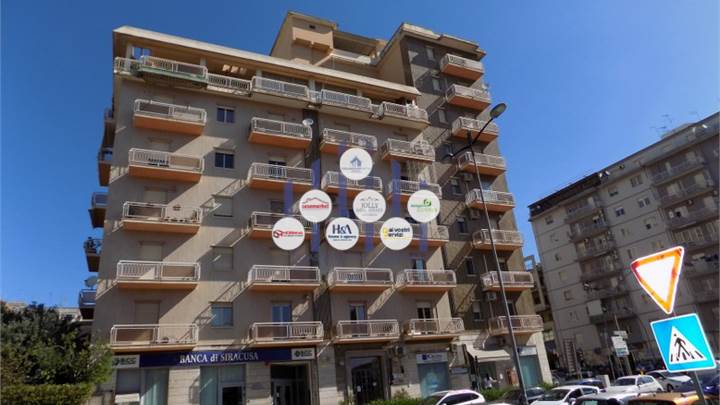 Locale commerciale sul viale Teracati